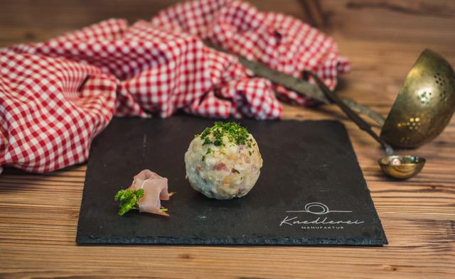 Handgedrehte Kn&ouml;del der Knedlerei