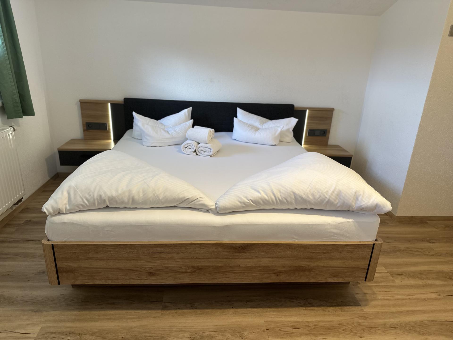 Frische Handt&uuml;cher auf einem Hotelbett