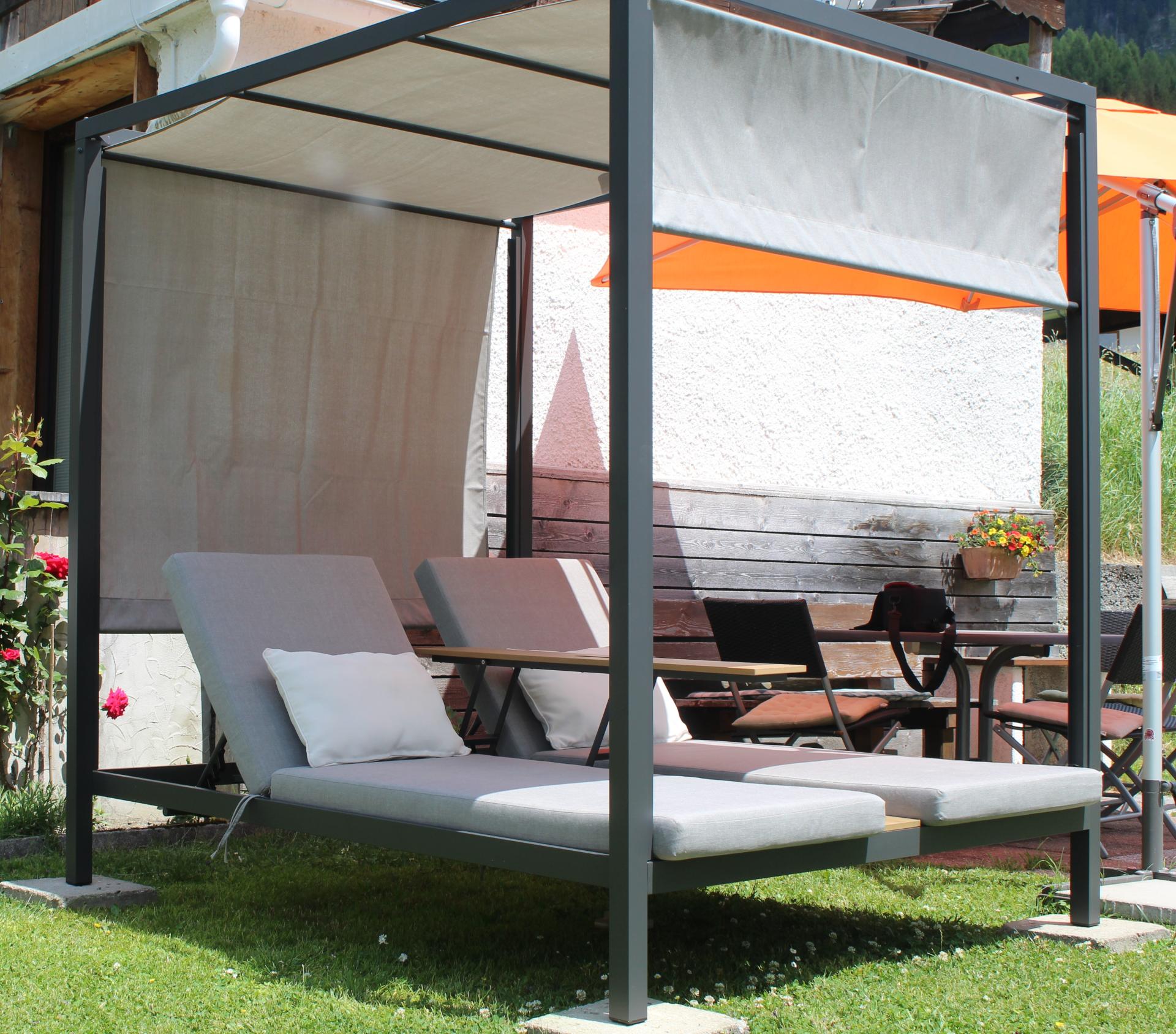 Terrasse mit Liegen am Berghof
