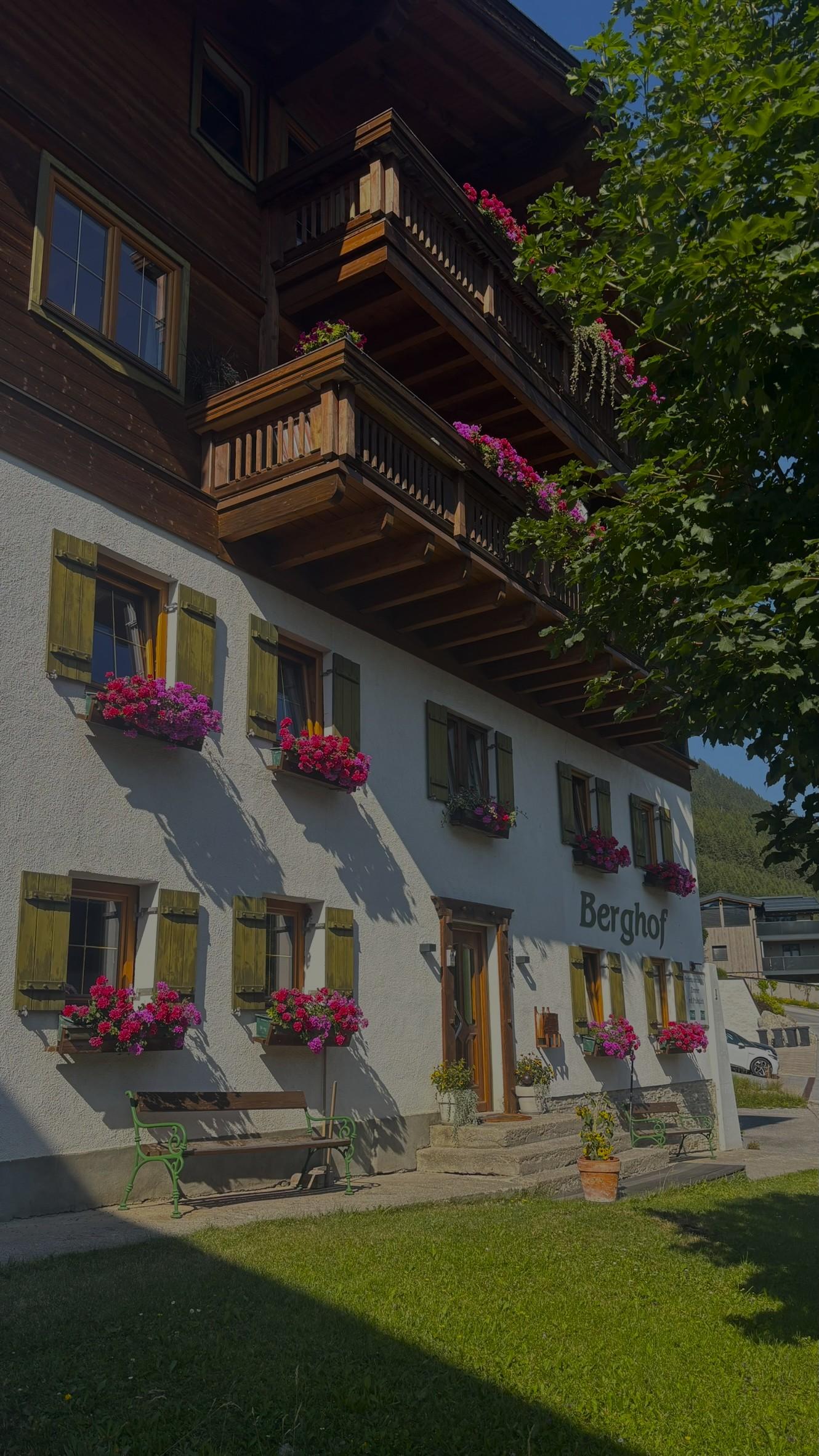 Sommerfassade des Berghofs