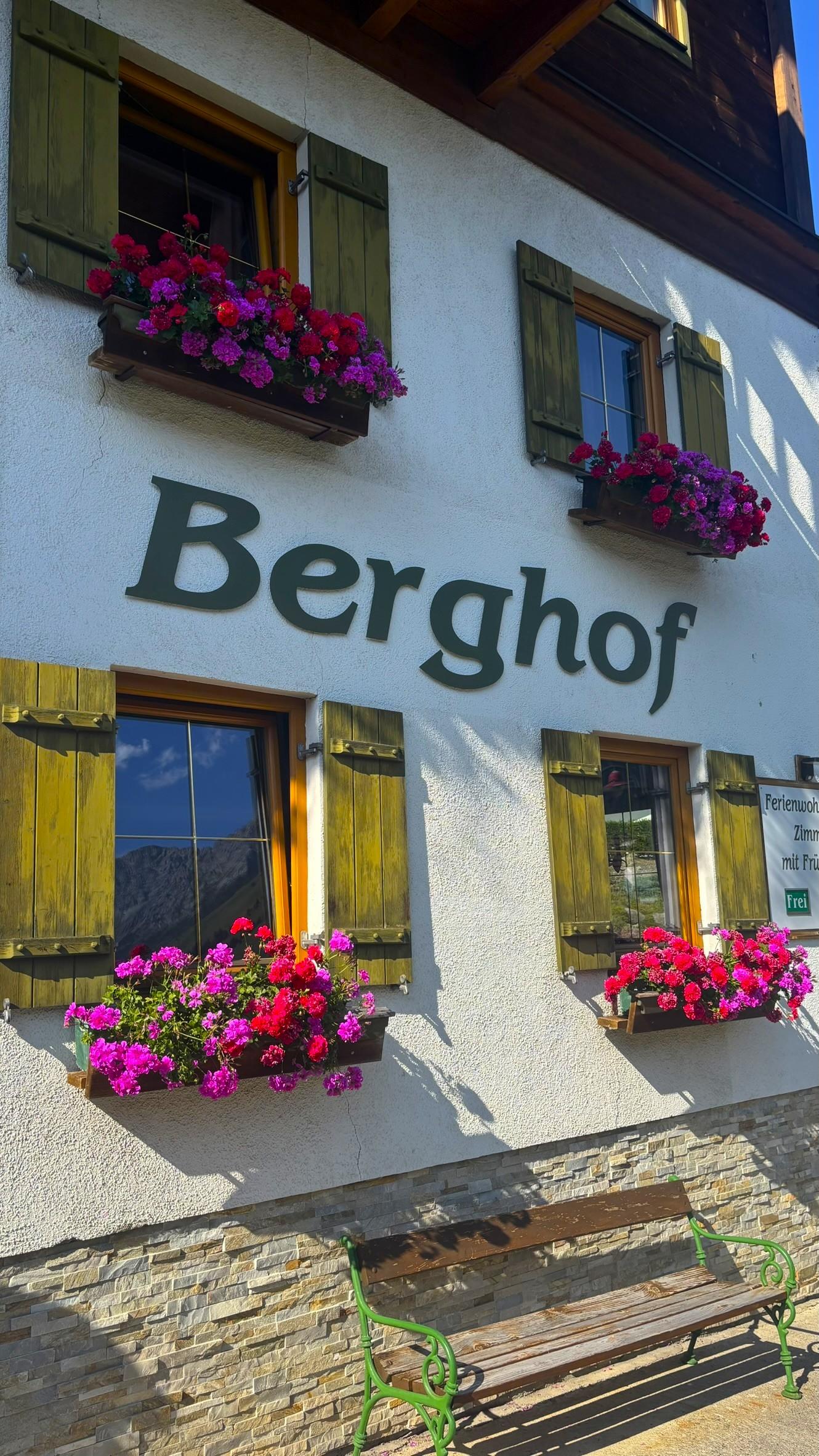 Der Berghof-Schriftzug