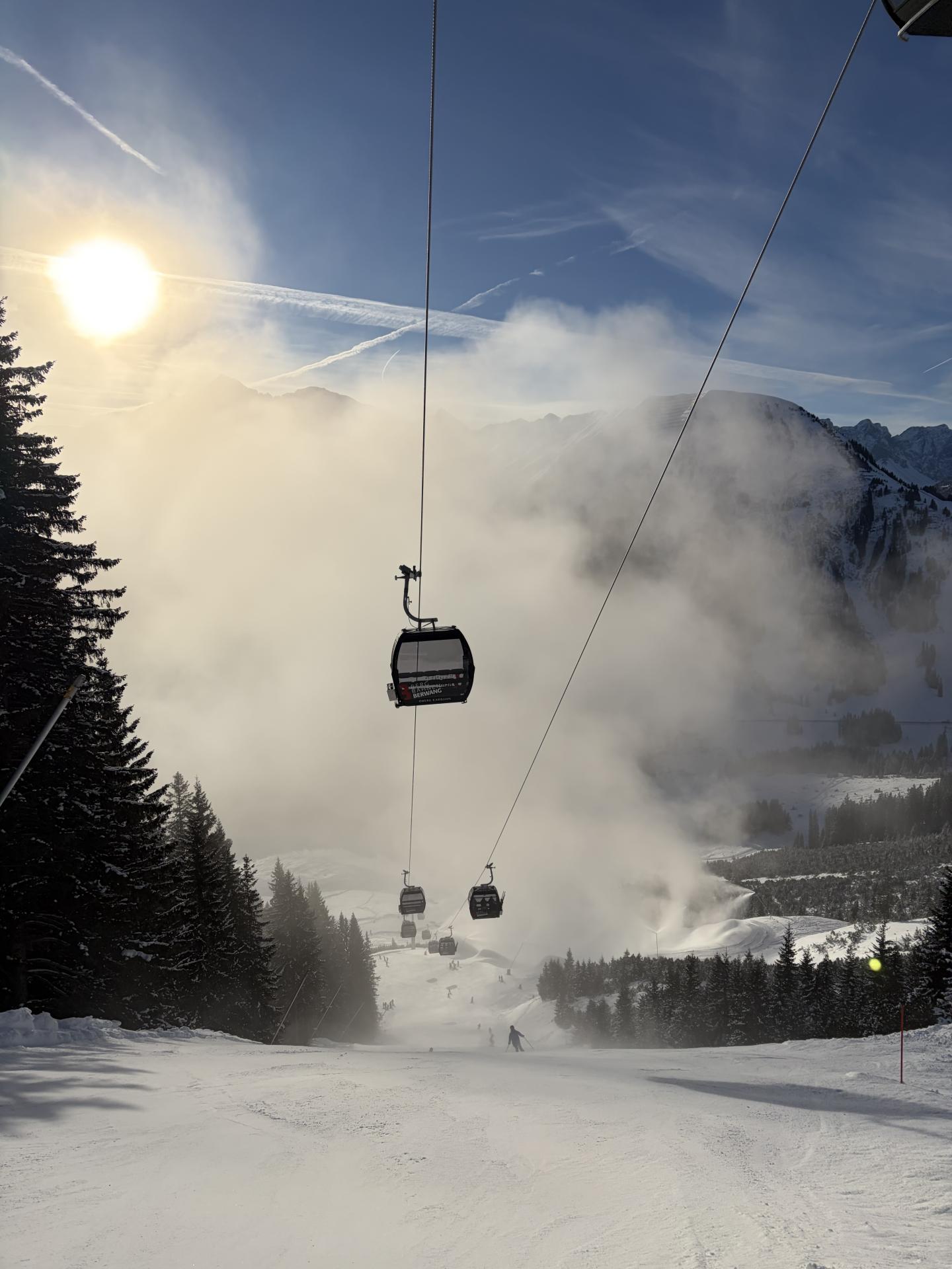 Gondel der Bergbahn im Morgennebel