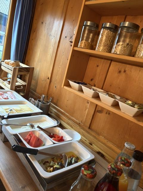 Frisches Obst und Müsli am Frühstücksbuffet
