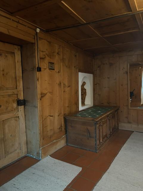 Originale Holzt&uuml;r und Truhe