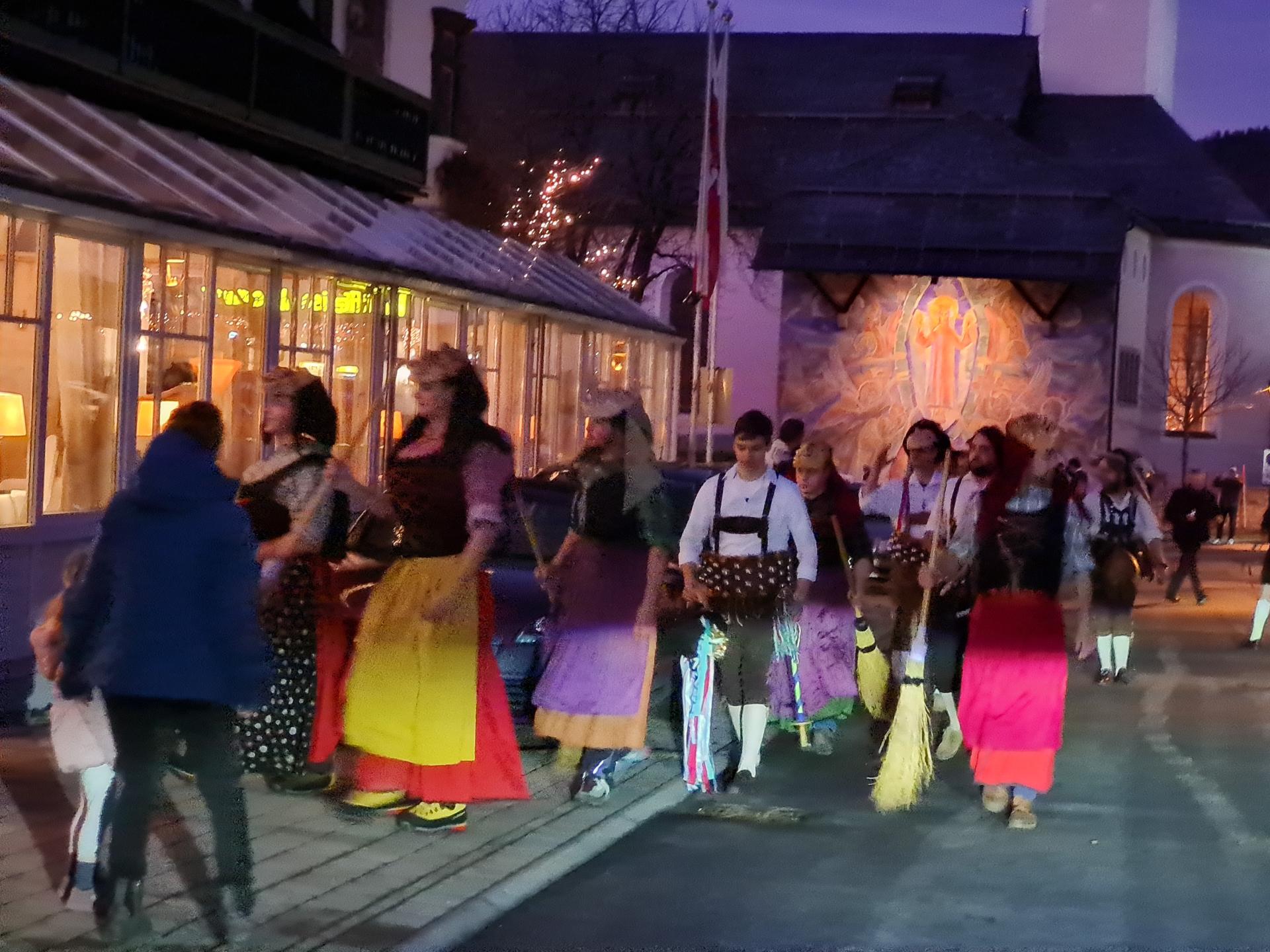 Trachtengruppe bei einem Dorffest in Ehrwald