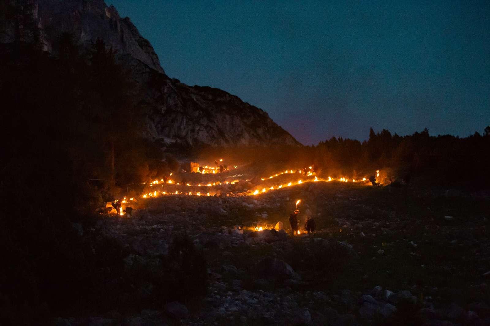 Bergfeuer an den Felsw&auml;nden &uuml;ber Ehrwald