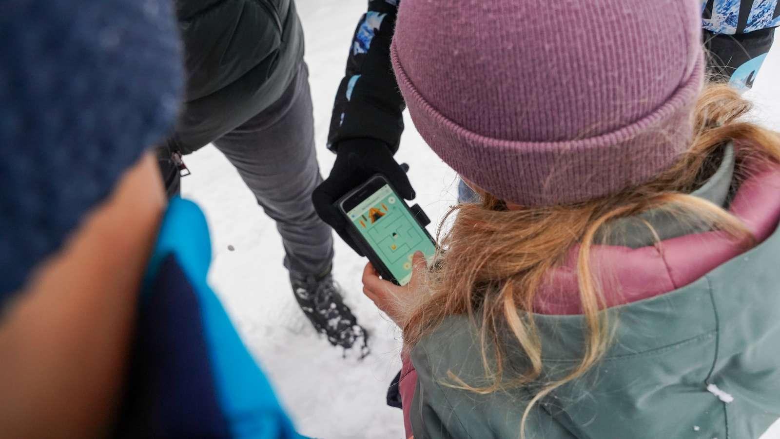 Familie auf einem digitalen Erlebnisweg