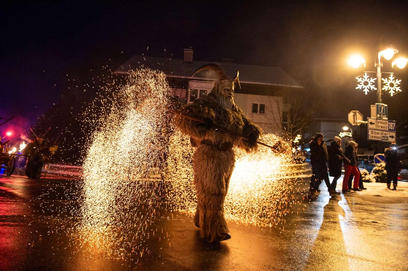 Krampus mit Funkenregen in Lermoos
