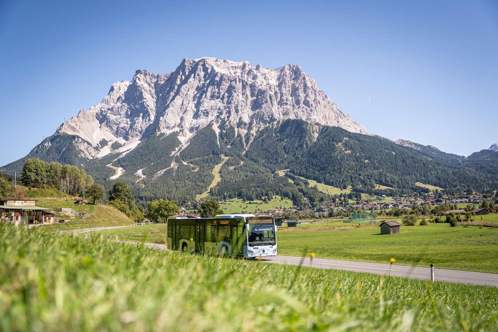 Regiobus des VVT vor der Zugspitze
