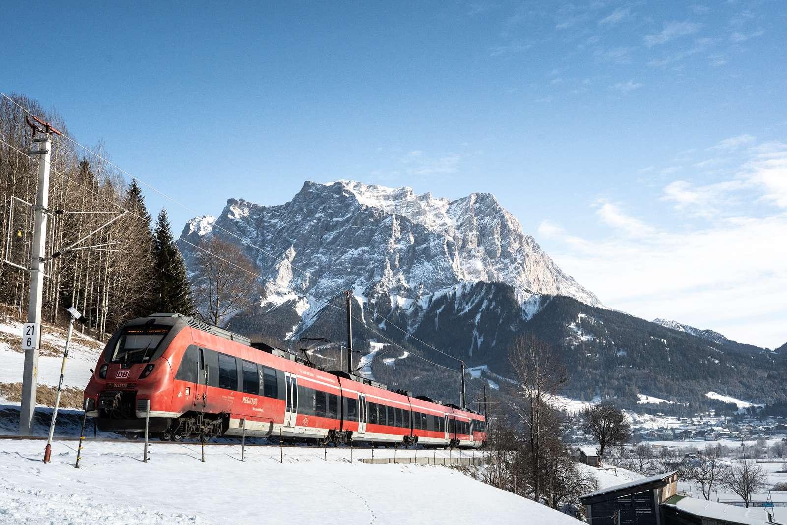 Roter Zug der Außerfernbahn bei Ehrwald