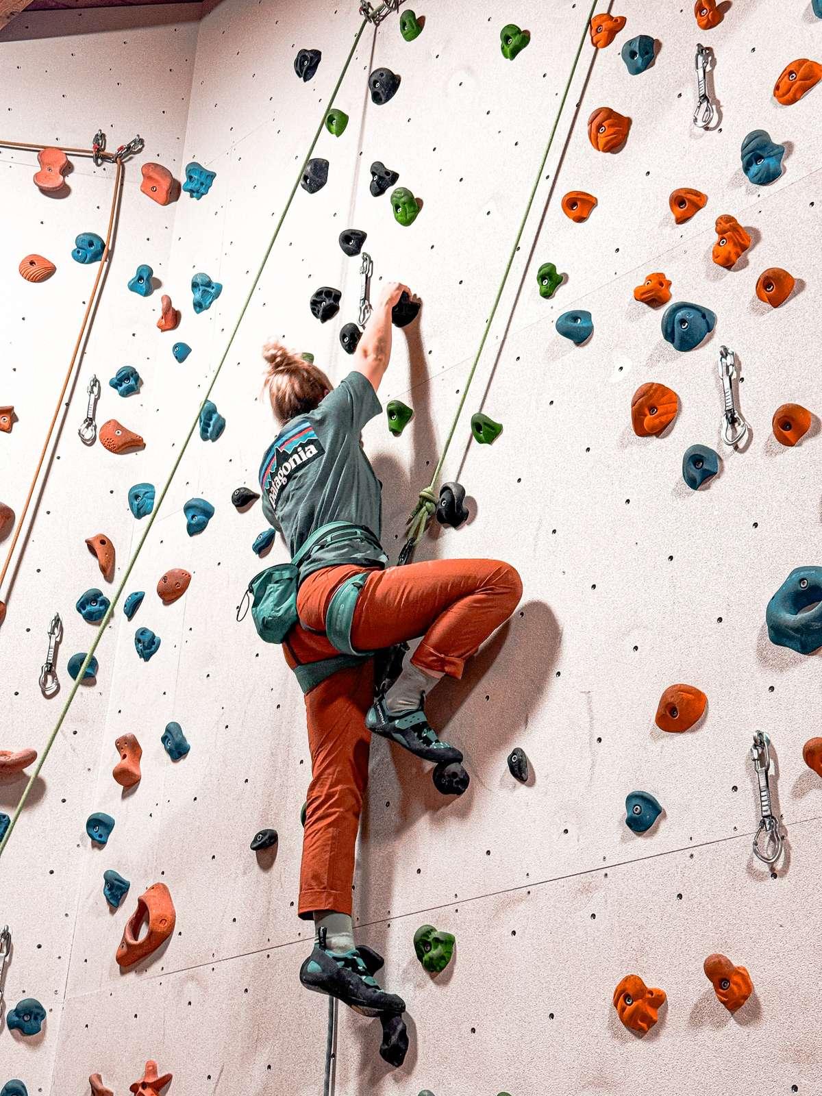 Kind in der Kletterhalle Ehrwald