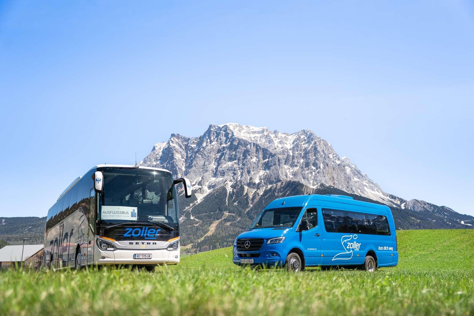 Blauer Ausflugsbus vor der Zugspitze
