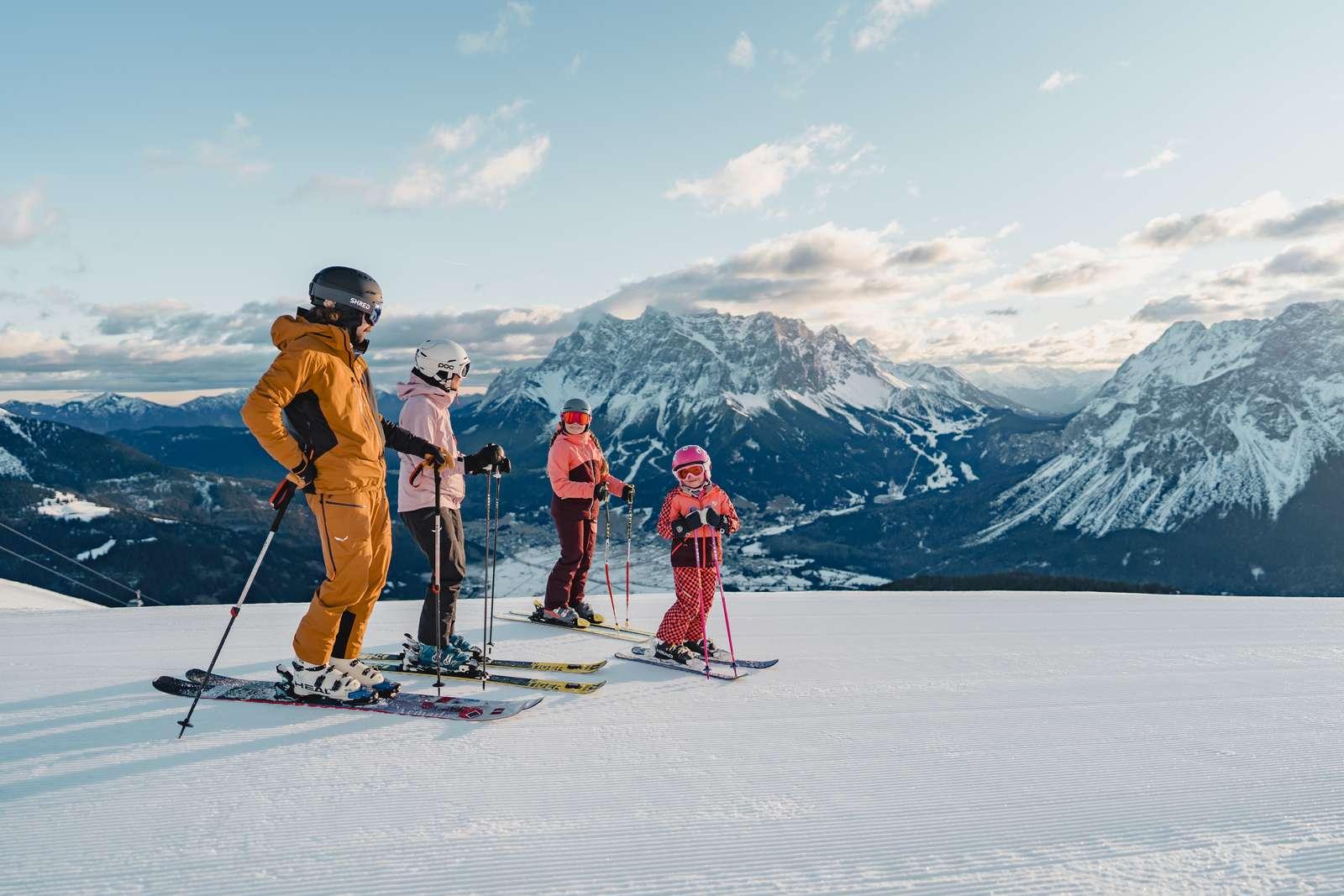 Skifahrer mit Skilehrer auf der Piste