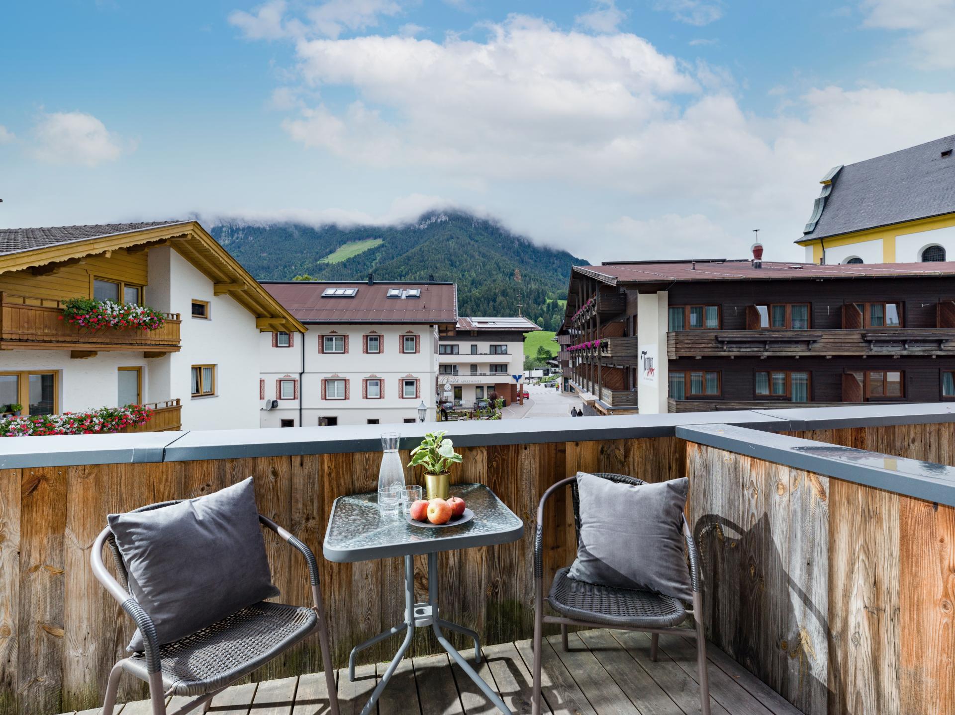 Apartment mit Balkon und Bergblick