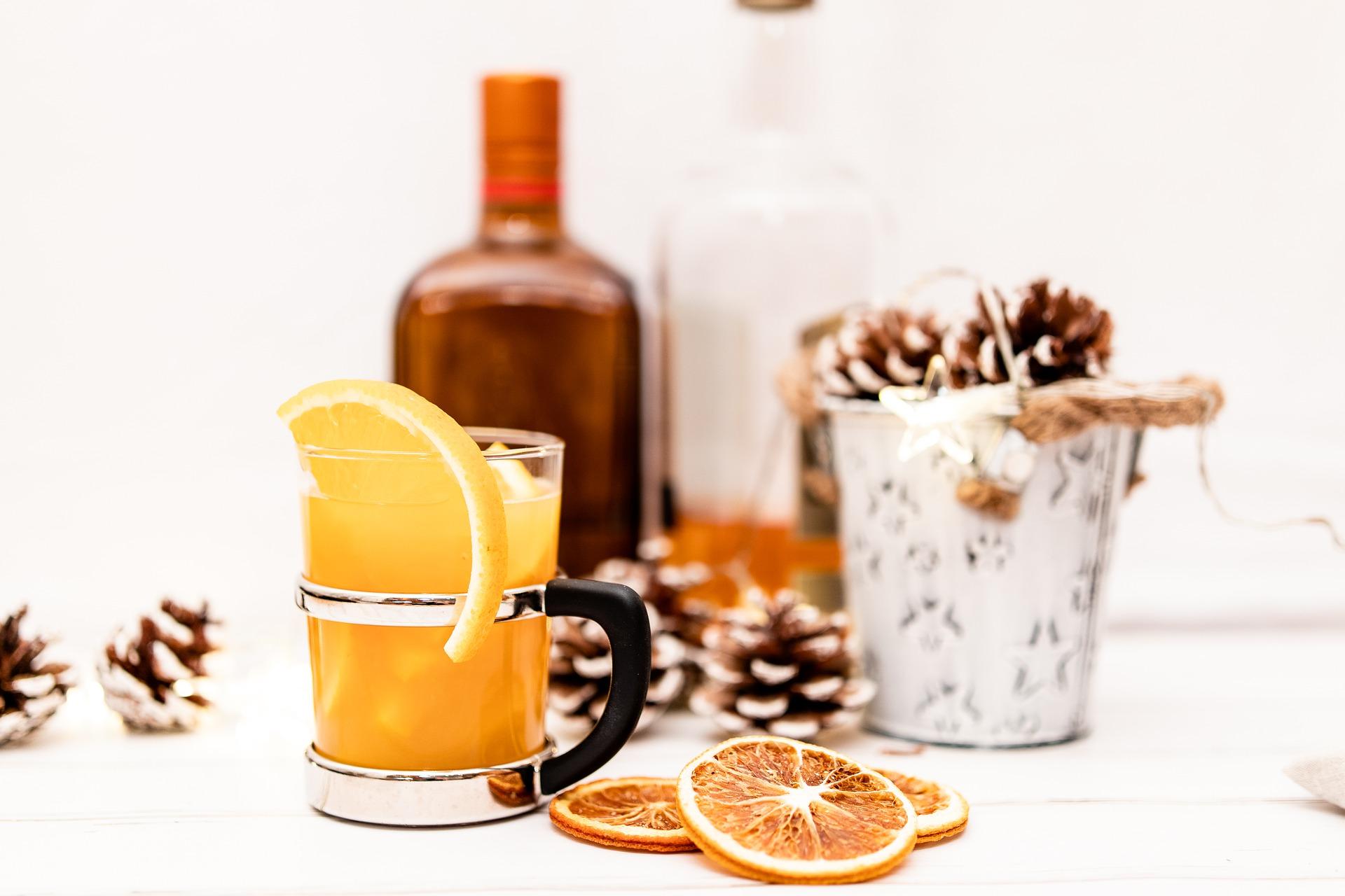 Weihnachtliches Bild von Punsch mit Orange im Glas.