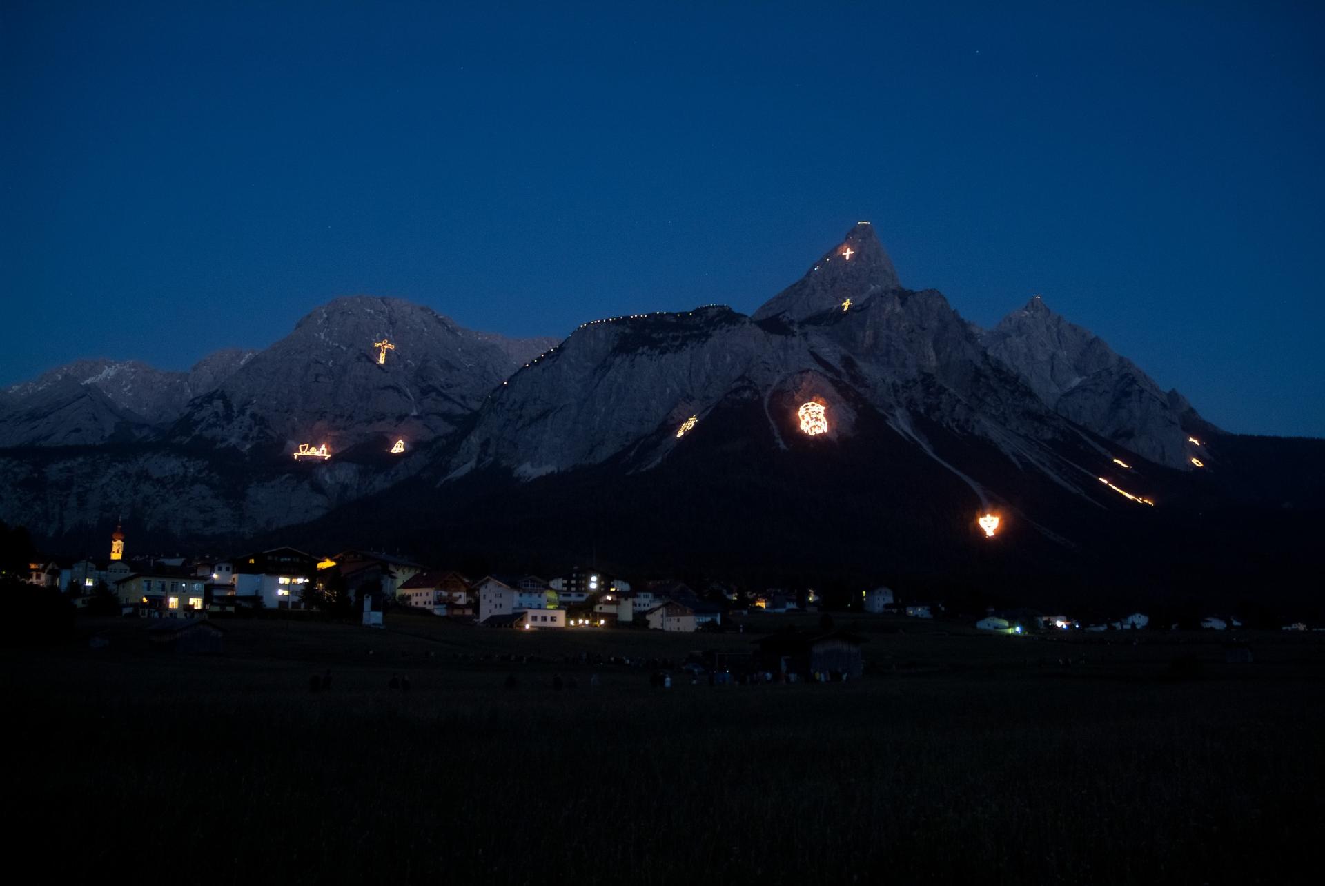 Bergfeuer in Lermoos