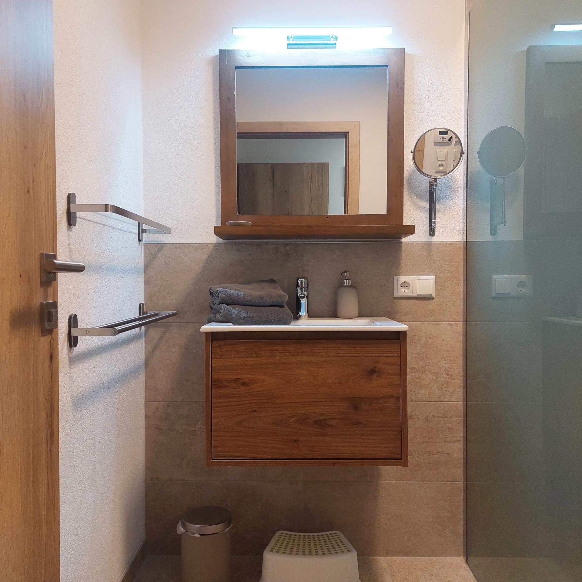 Badezimmer mit Regendusche