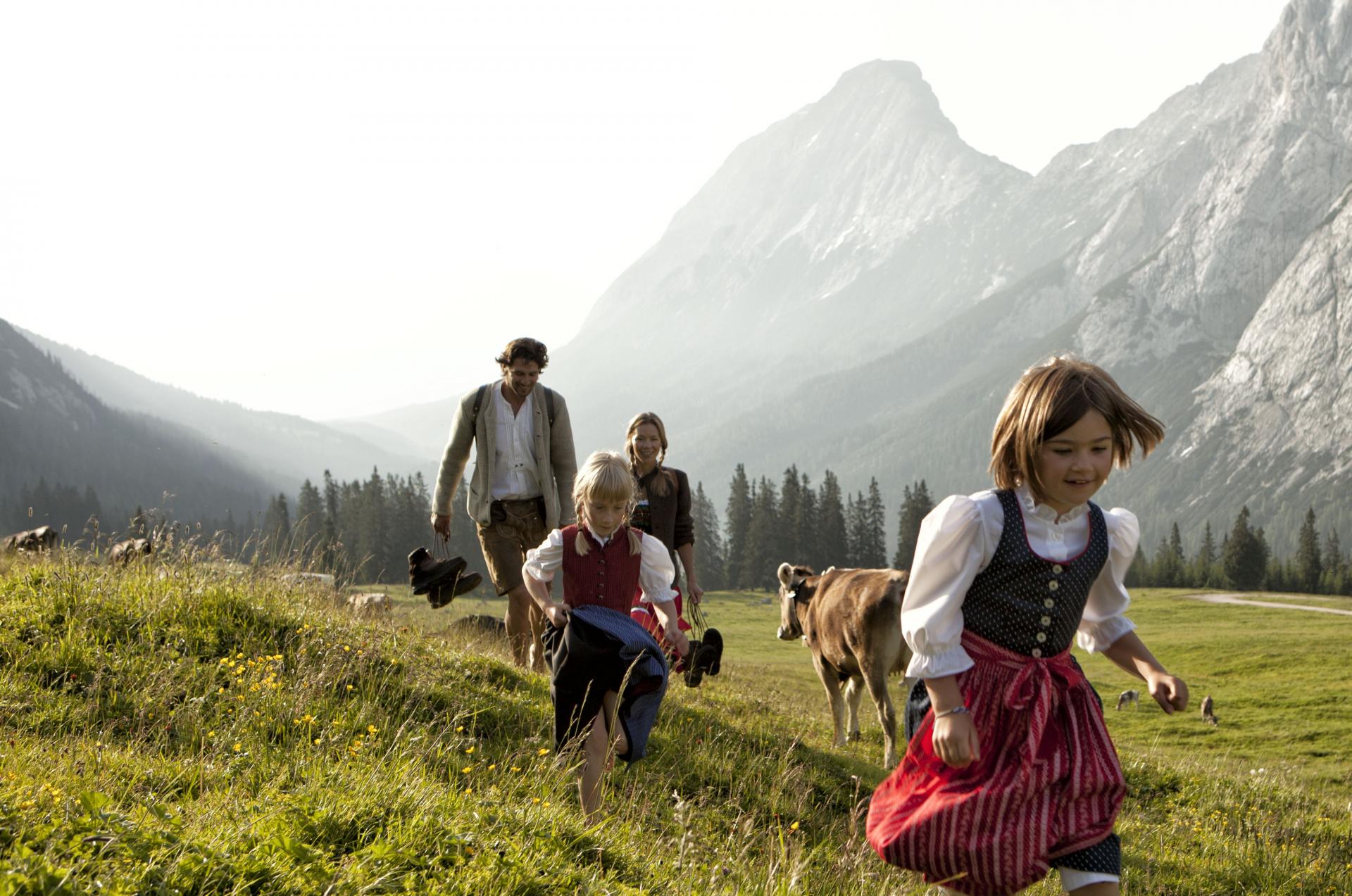 Familie beim Wandern in der Tiroler Zugspitz Arena