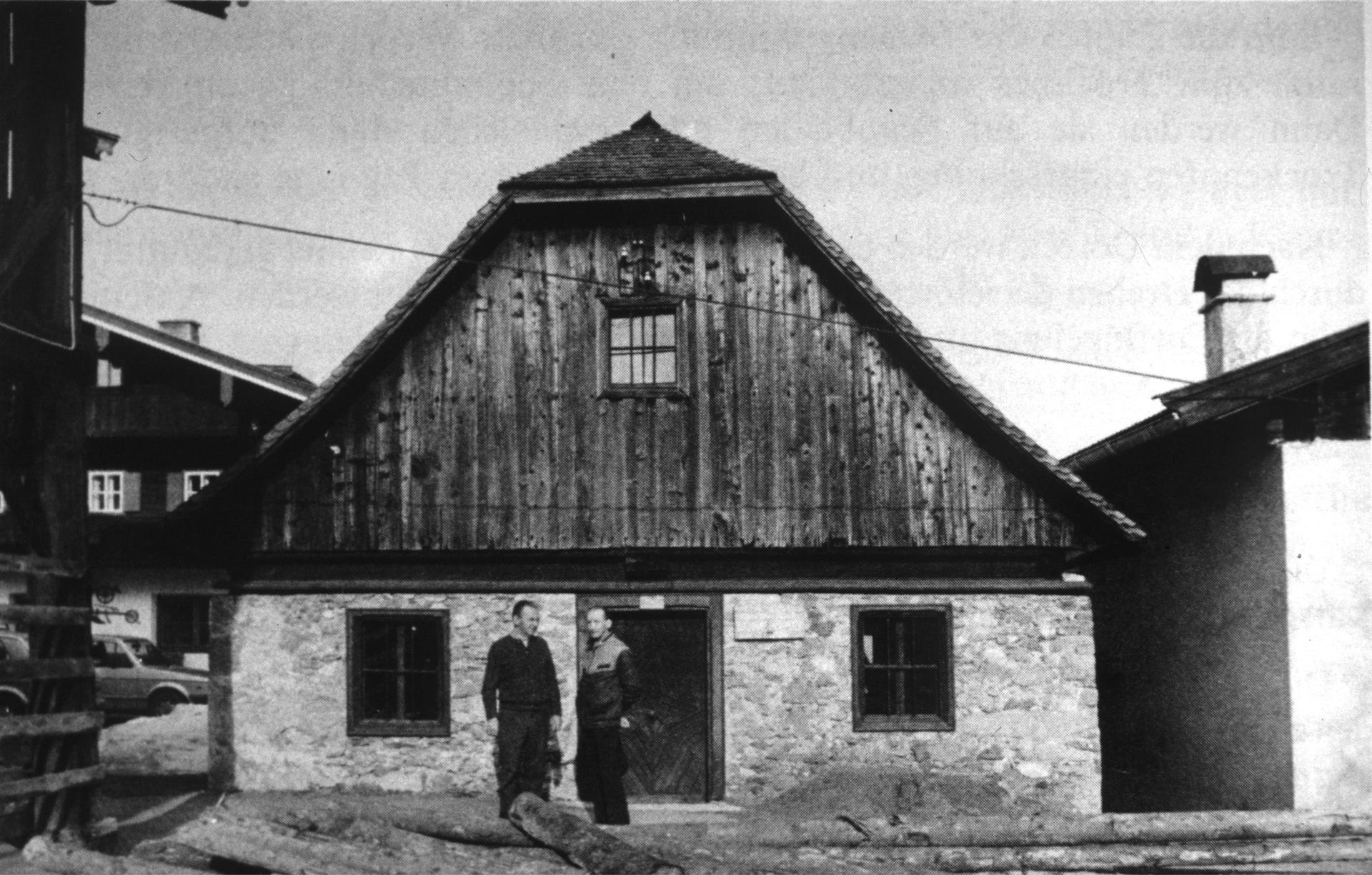 der letzte Müller Wolfgang Schwaiger 1954 vor dem Leinölschlag
