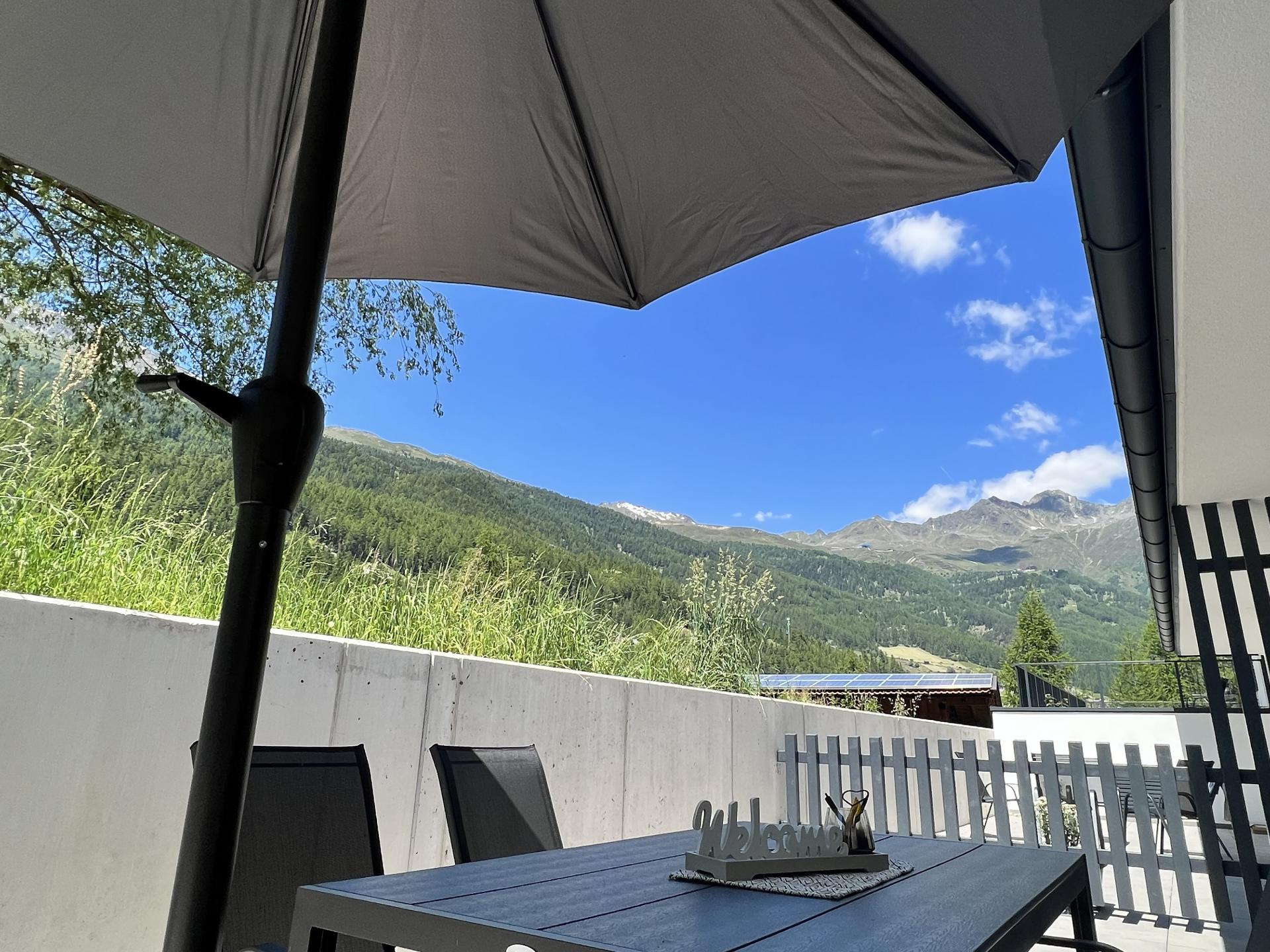 Terrasse mit Blick auf die &Ouml;tztaler Berge