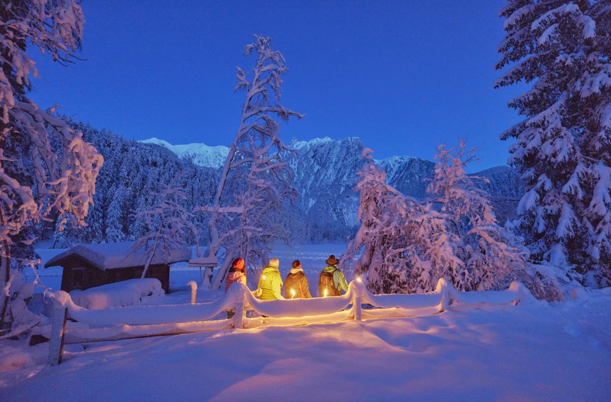 Beleuchteter Stuibenfall bei Nacht &ndash; Laternenwanderung Niederthai &Ouml;tztal