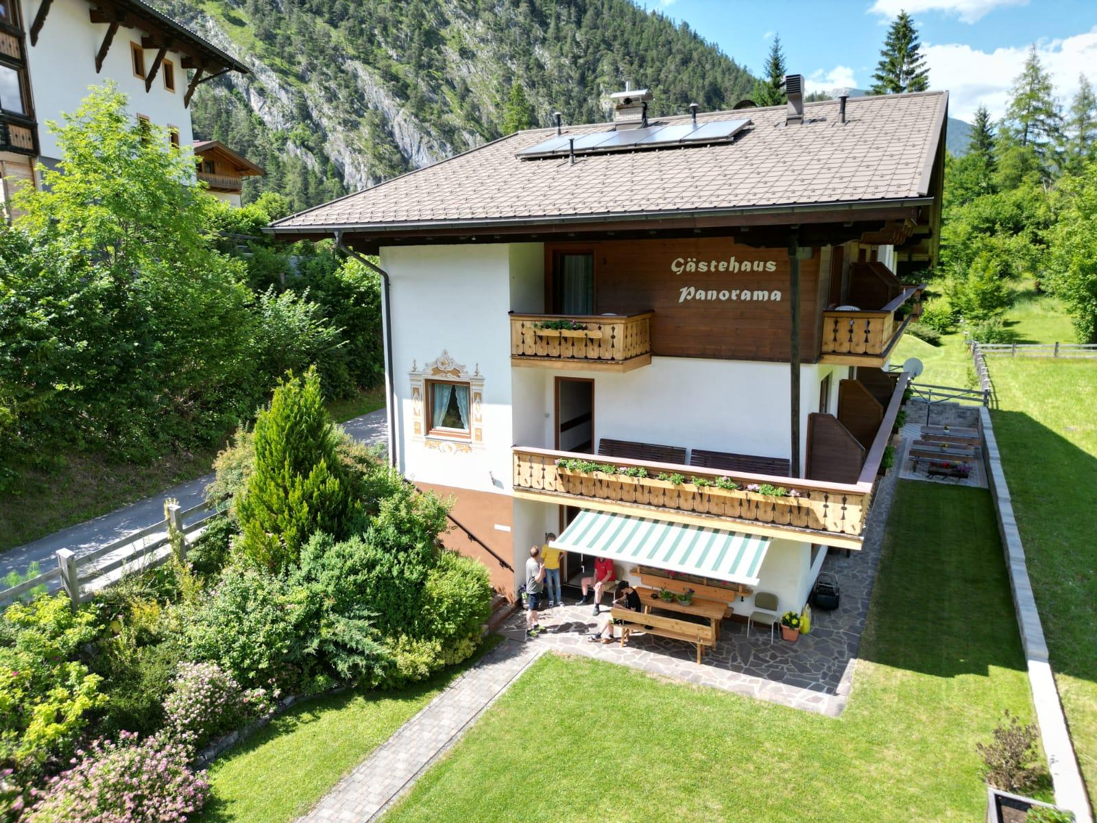 G&auml;stehaus Panorama im Sommer
