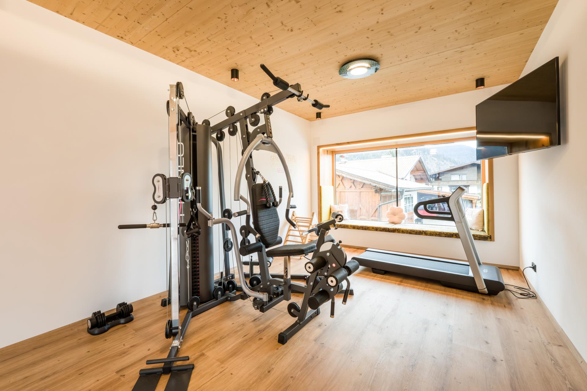 Fitnessraum im Zugspitzhof Ehrwald – Laufband & Kraftstation